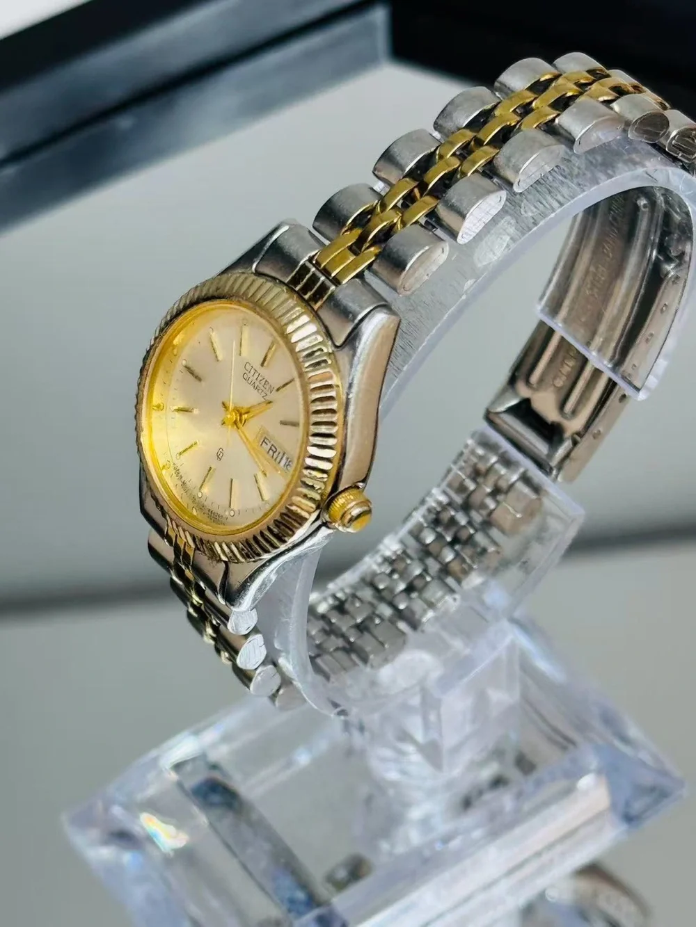 Vintage Citizen Quartz Two-Tone Women Watch Day Date 24mm Japan New Battery Runs